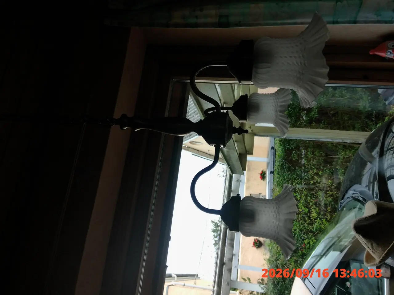 Billede 1 - Fin loftlampe med 3 arme og riflede hvide glasskær
