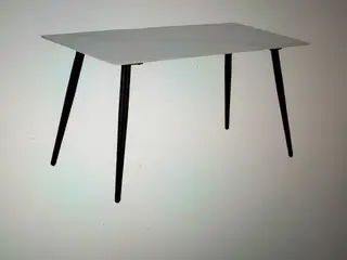 Hvidt spisebord med sorte ben. Kun 1 år gammel