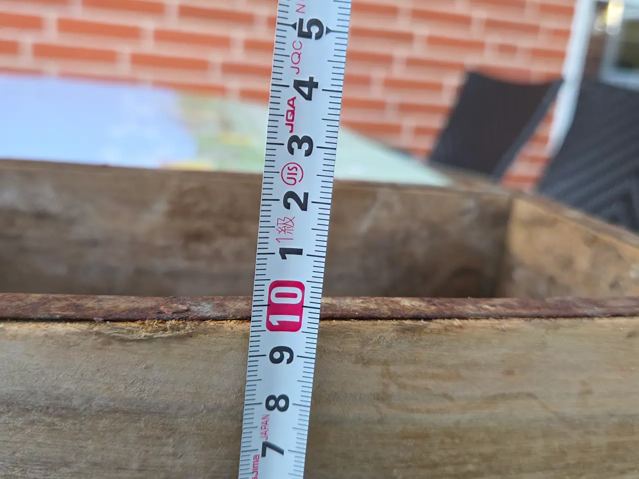 Billede 8 - Gammel kasse + murstens form til pynteting blomst
