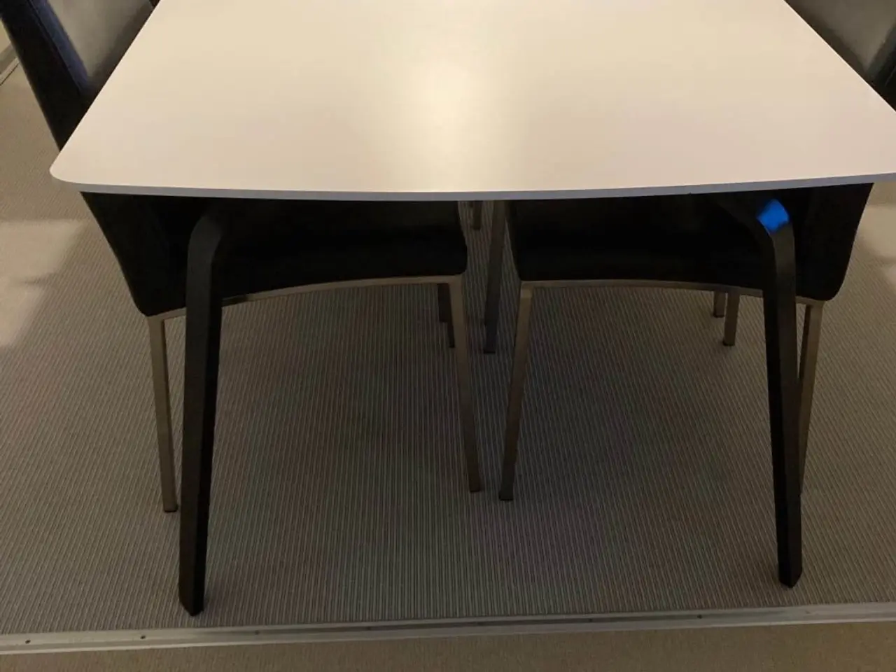 Billede 2 - Spisebord m. 6 stole og 2 lamper.