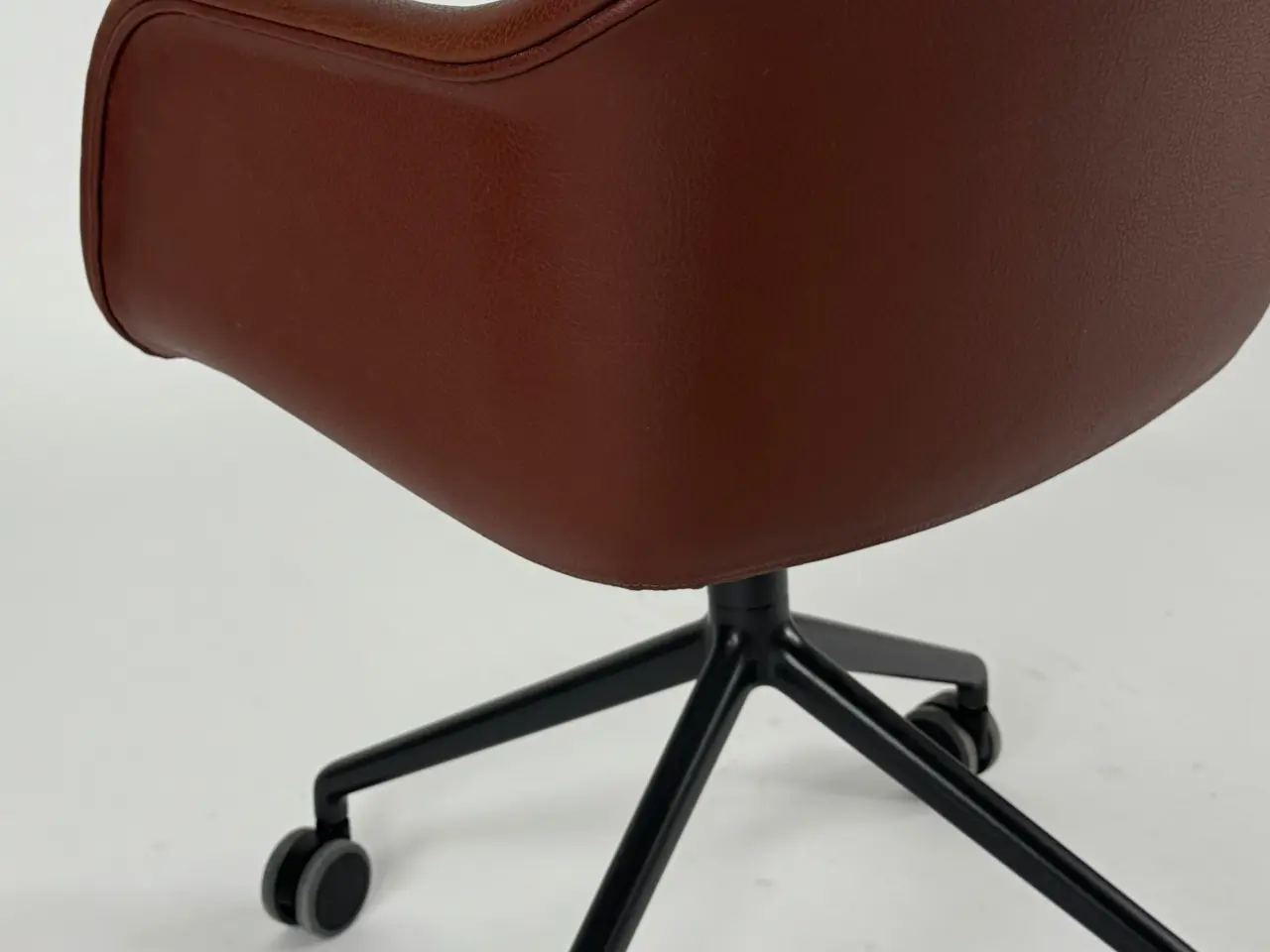 Billede 7 - Muuto Fiber Armchair Stol – Brun med Grå Stel Læder