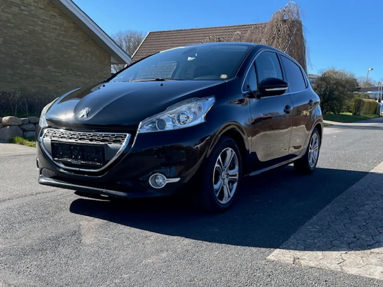 Billede 2 - Kør hjem i fin Peugeot 208 Allure sky.
