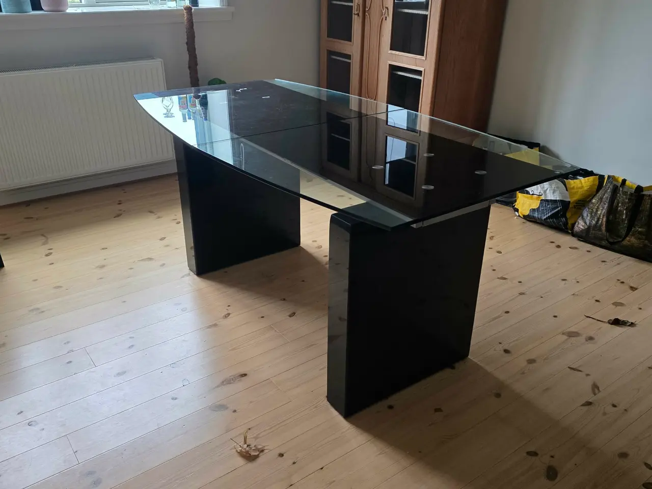 Billede 1 - Spisebord og skænk i 100% glas
