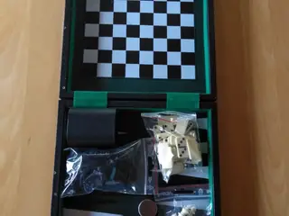 Spilleboks med bl.a. skak, dam og backgammon
