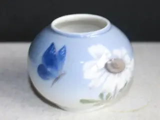 Vase med Marguerit og sommerfugl