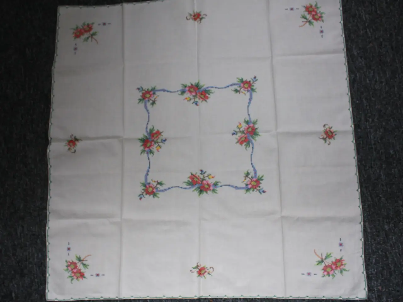 Billede 1 - Lille dug 87 x 87 cm, m. 4 servietter