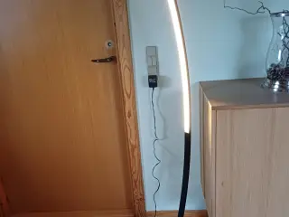 Gulvlampe i elegant stil