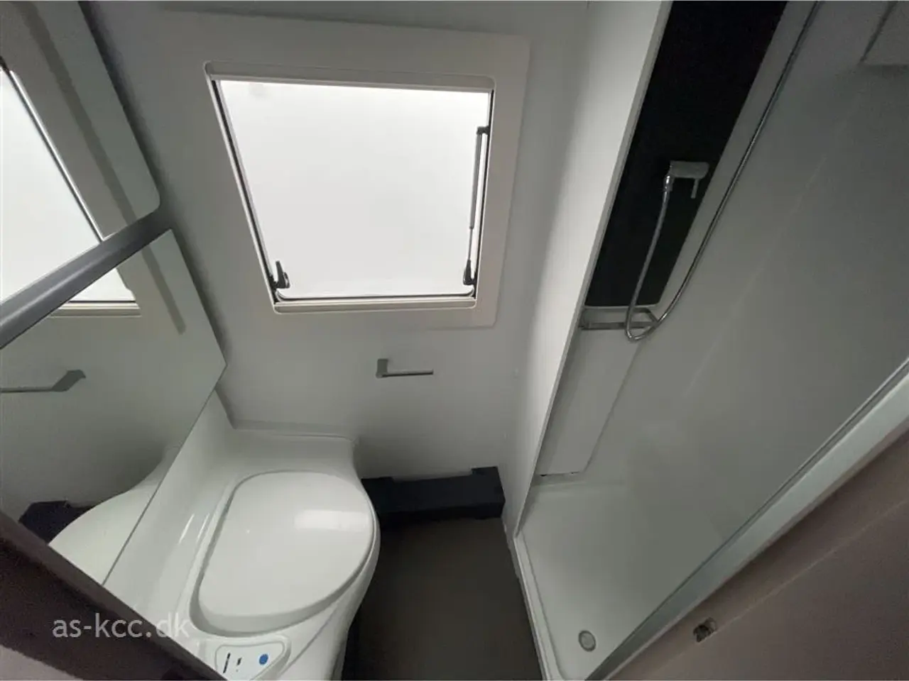 Billede 8 - 2022 - Adria Alpina 663 PT   Adria Alpina 663 PT årg. 2022 7 sovepladser, 6 siddepladser Isabella Commodore 3 m fortelt. Duo Control, Støttebensplader.