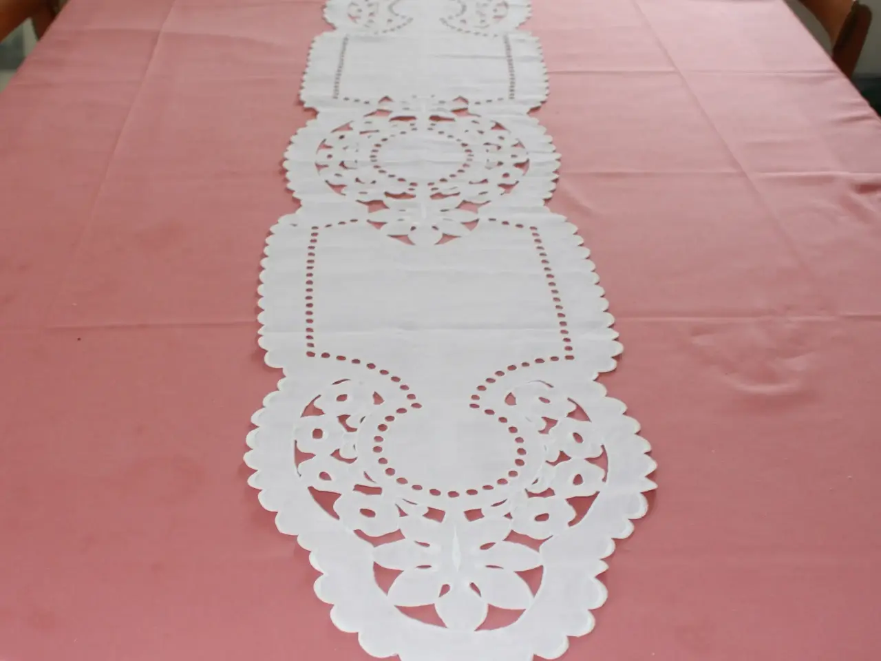 Billede 2 - Broderet løber, 30 x 146 cm