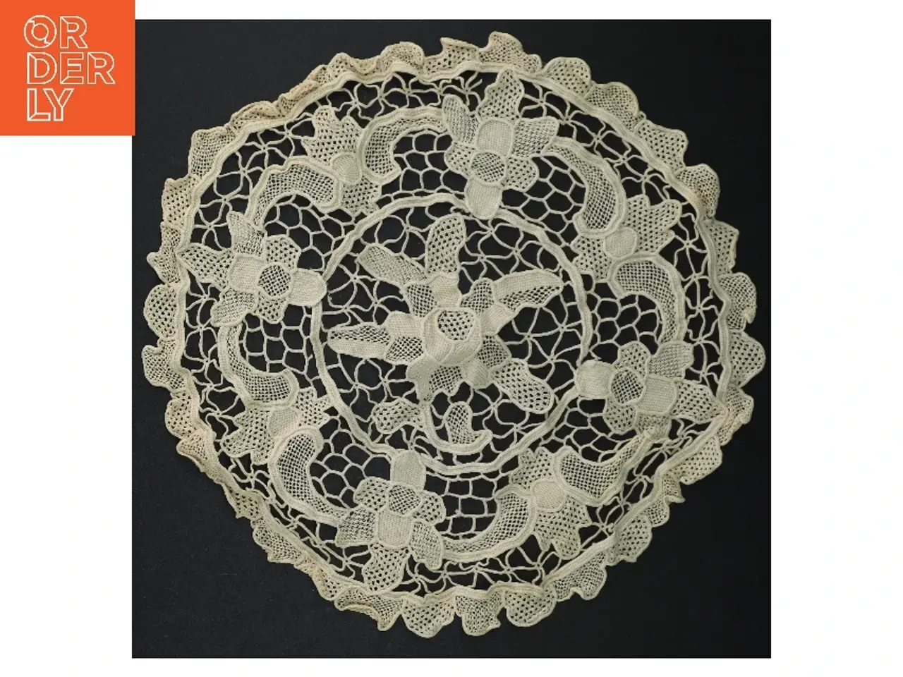 Billede 1 - Hæklet borddug (str. 30 cm)