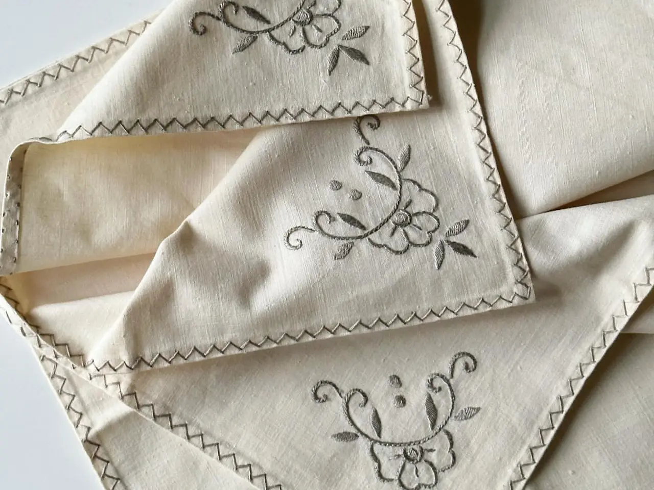 Billede 3 - Råhvide stofservietter m gråt broderi, 26 x 28 cm, 4 stk samlet