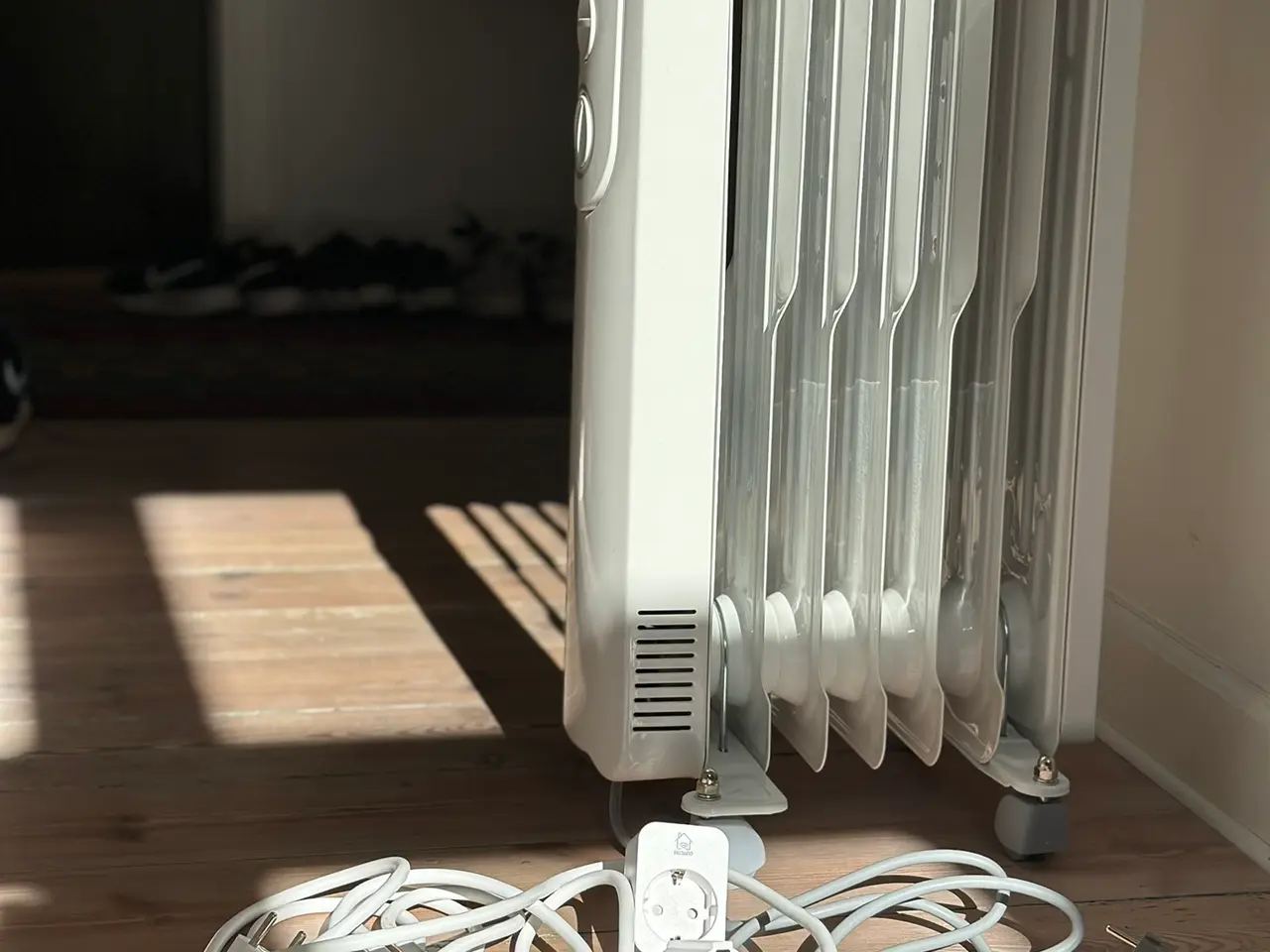 Billede 4 - Flytbar elradiator 1500W med hjul