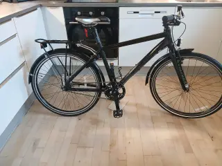 Raam city bike i sort.