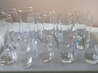 16 drikkeglas af forskellig slags