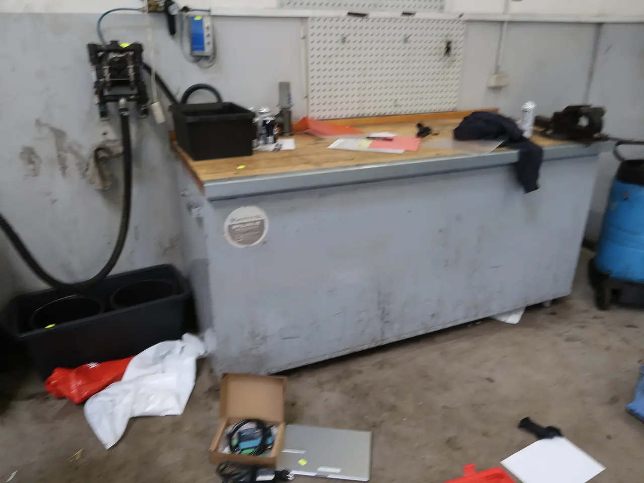 Billede 1 - Indbygget olietank med bordplade, pumpesystem