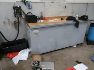 Indbygget olietank med bordplade, pumpesystem