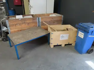 Pallebord samt div. EURO-paller med pallerammer med varelager