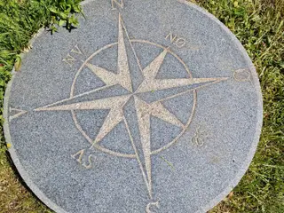 Kompasrose i granit