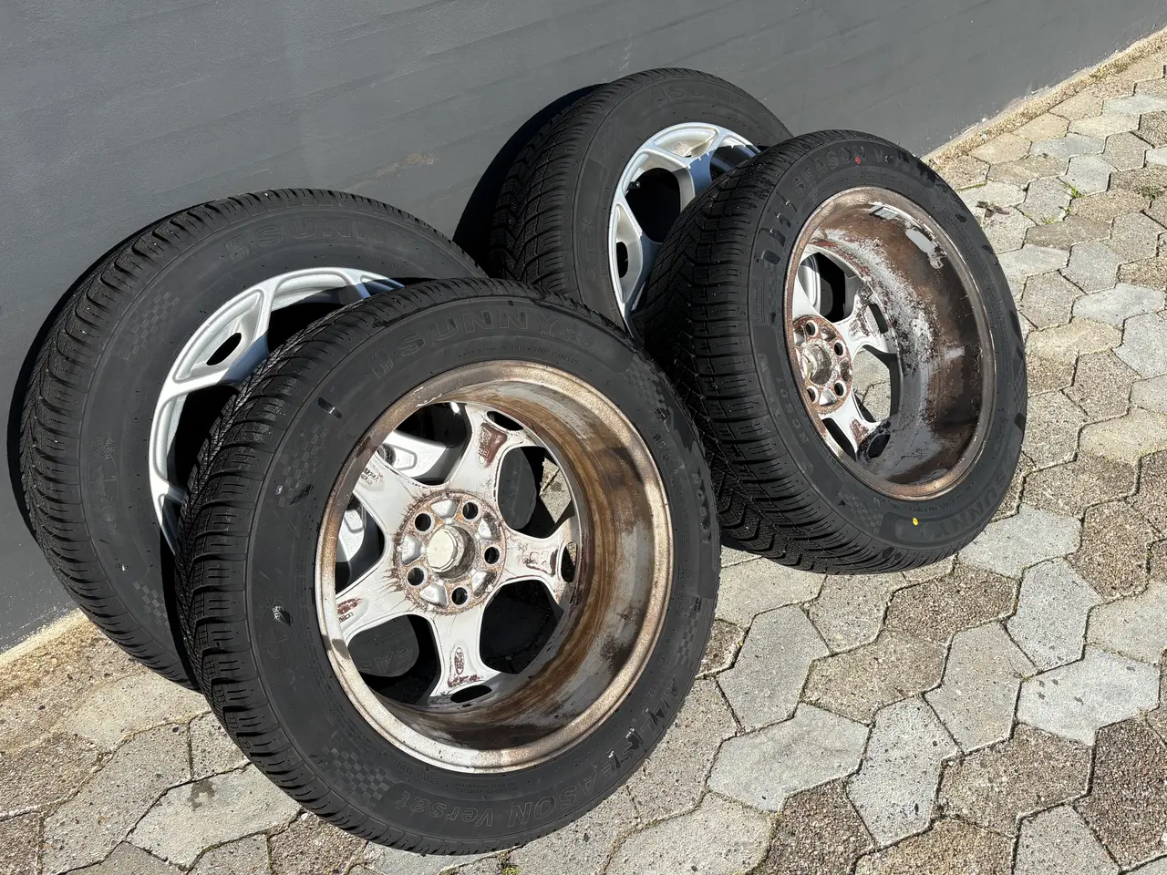Billede 7 - 16" Org. Ford Alu m/næsten nye Sunny Helårsdæk