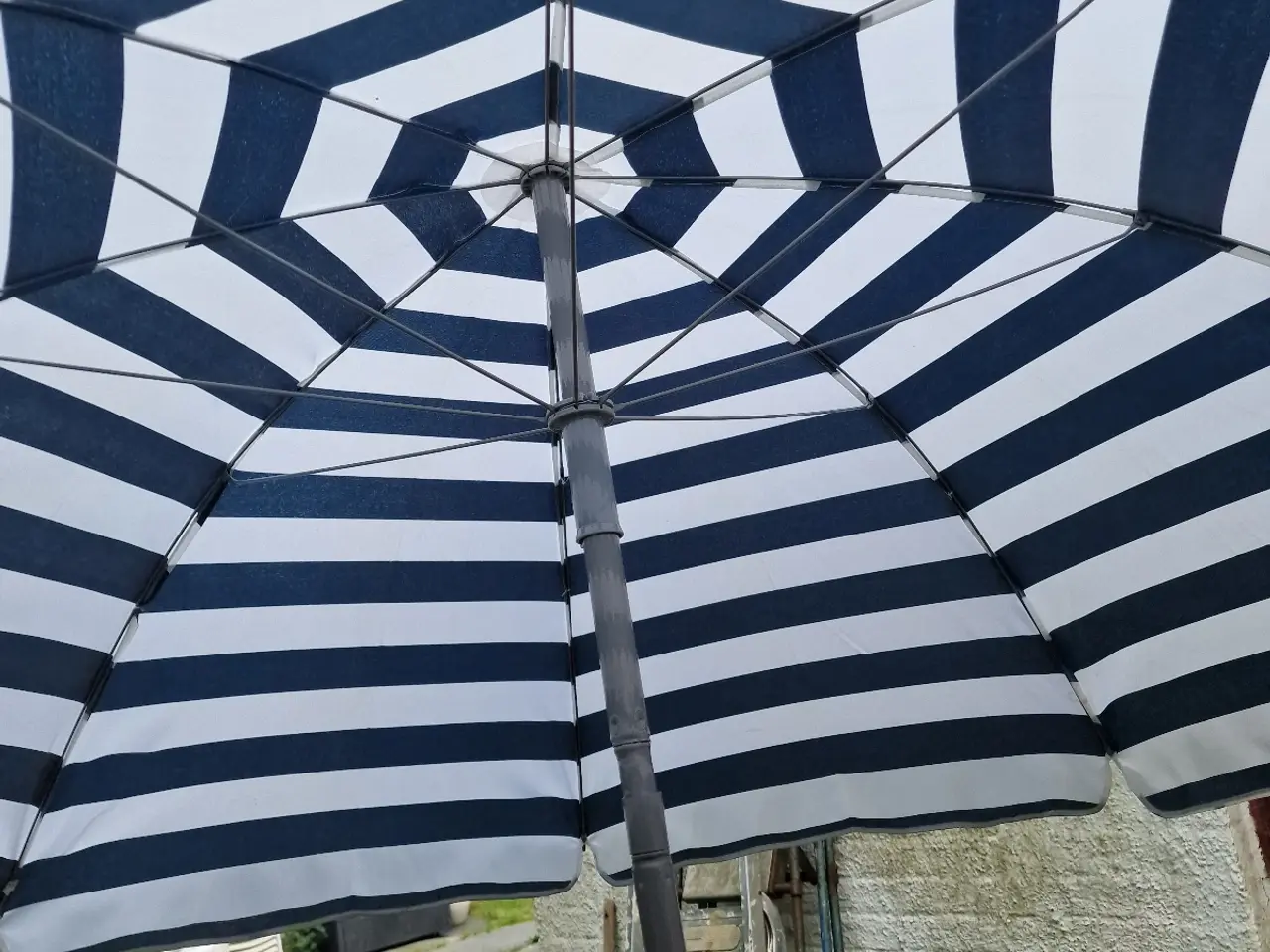 Billede 3 - Parasol med knæk