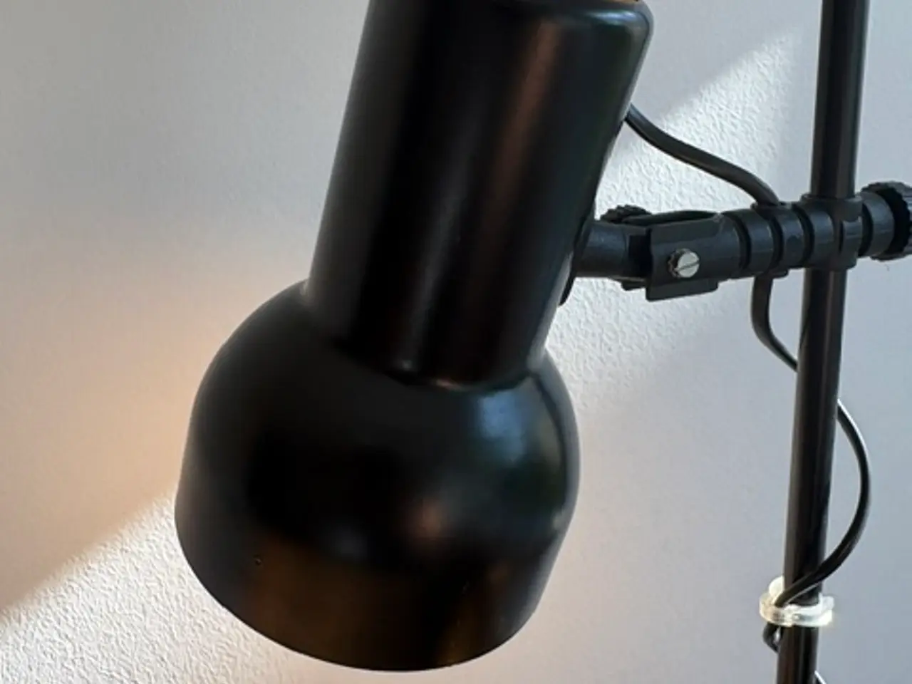 Billede 7 - Gulvlampe med to justerbare spots i sort
