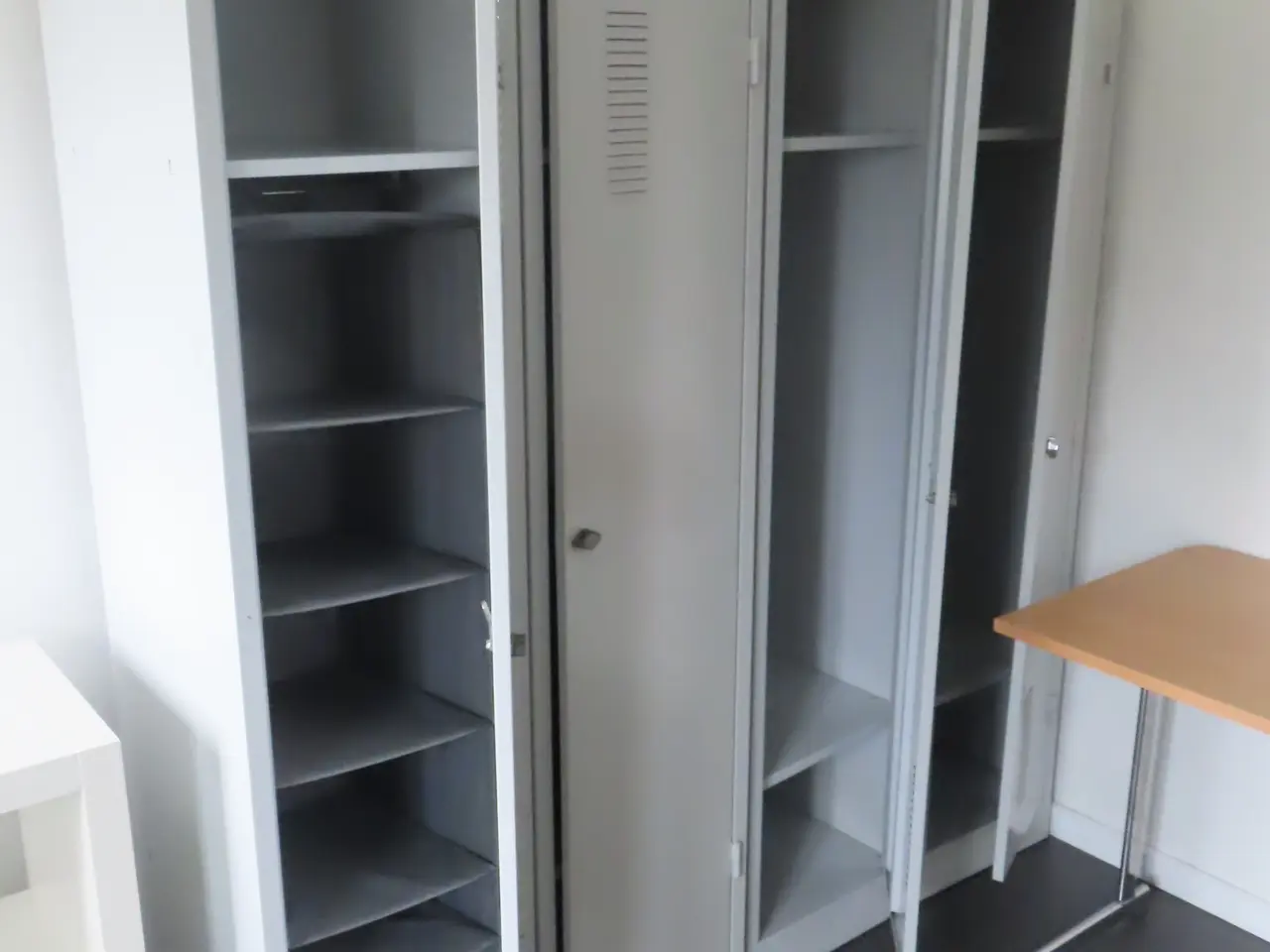 Billede 3 - Indhold på værelse af bord, køjeseng, skab mv.