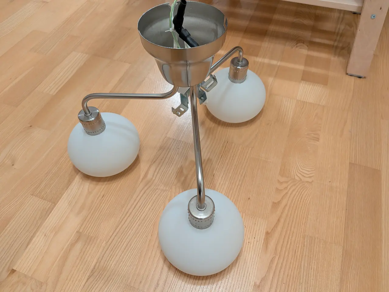 Billede 2 - IKEA ÄLGHULT loftlampe med tre hvide glasskærme