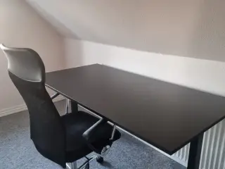 Skrivebord og stol