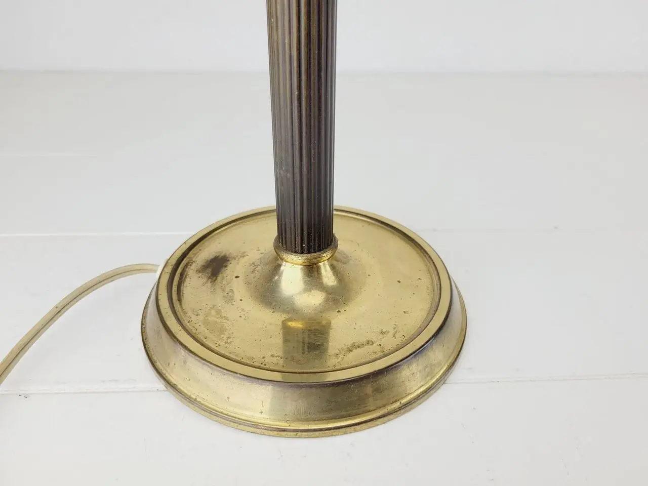 Billede 2 - ⭐️ Elegant bordlampe i messing i en fortryllende E