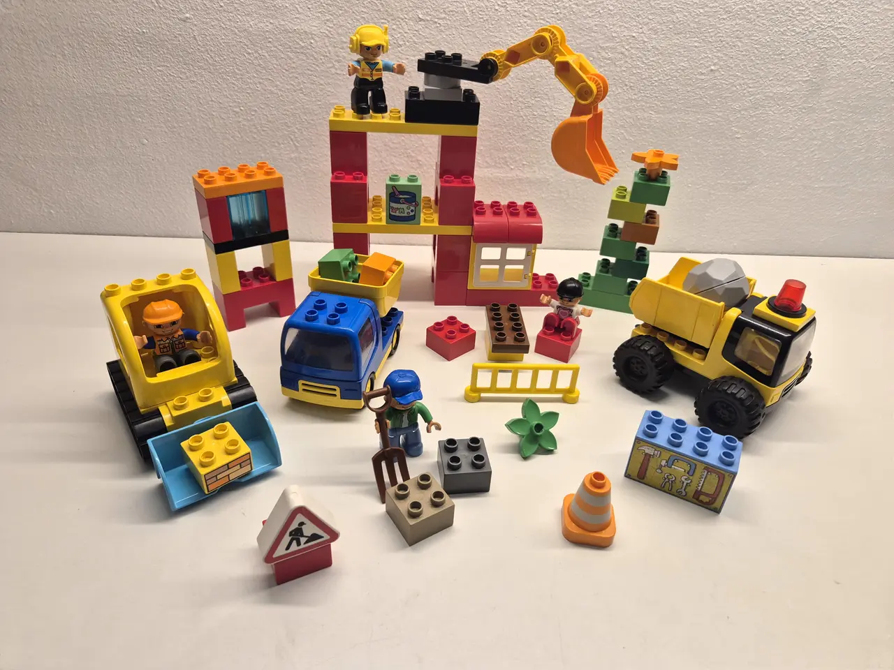 Billede 1 - Duplo Byggeplads, Gravemaskine, Gummiged samt figu