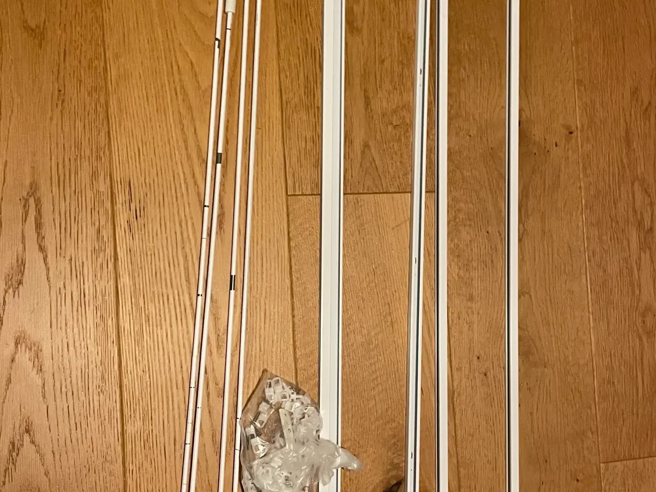 Billede 4 - Gardinskinner (4 stk) metal hvide