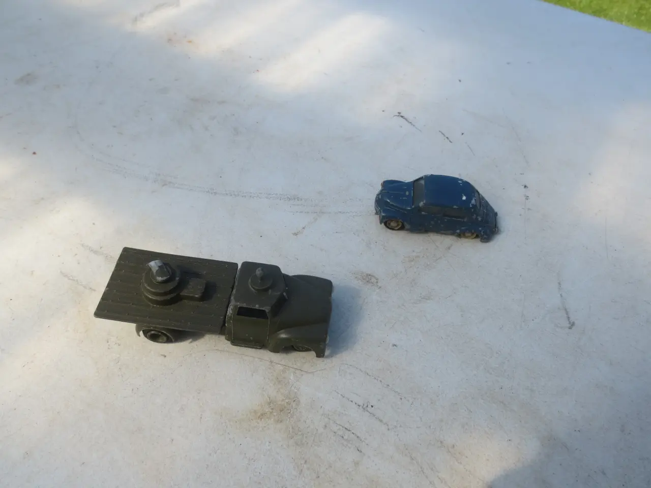 Billede 1 - 1 stk Tekno Denmark  Renault 4 Cv og en Lastbil 