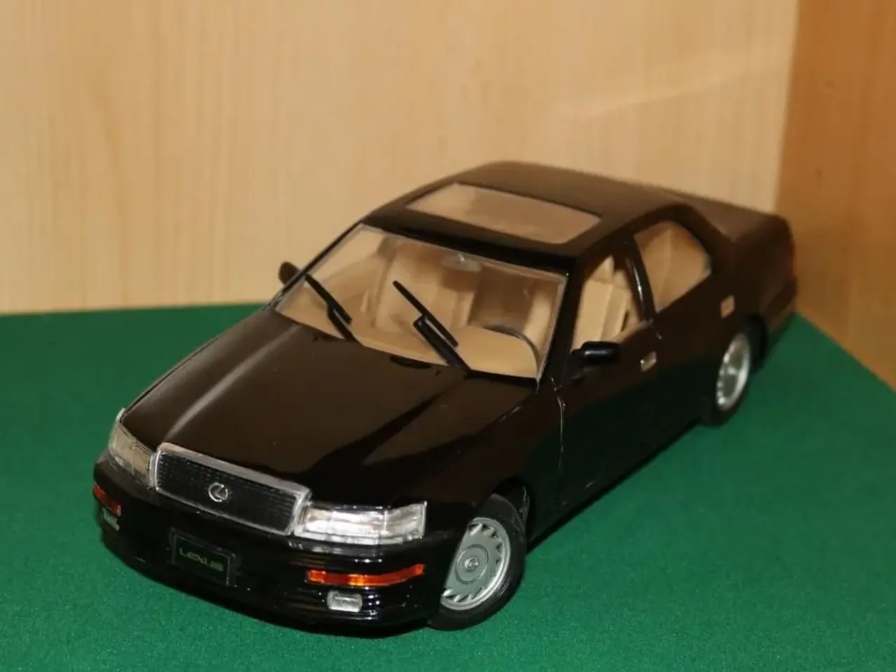 Billede 1 - LEXUS LS 400 1/18