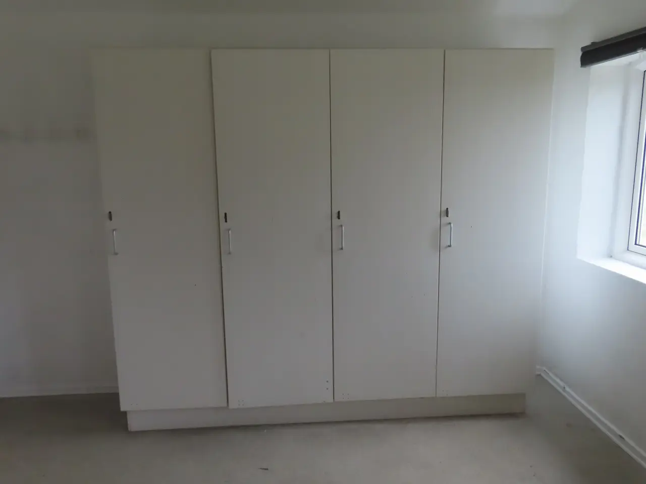 Billede 6 - Indhold på værelse af bord, køjeseng, skab mv.