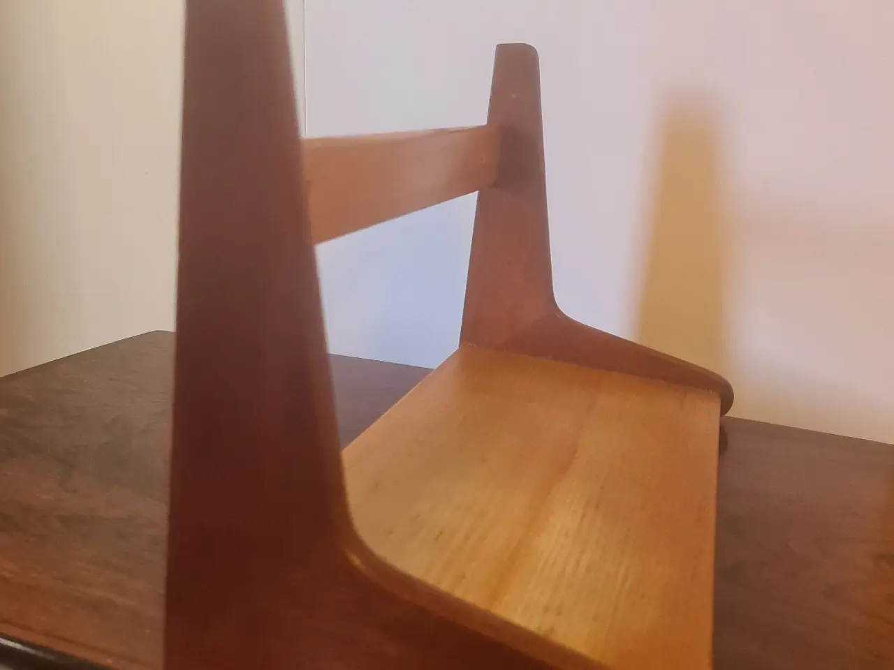 Billede 7 - Retro væghylde i teak/træ – stil med Hans J. Wegne