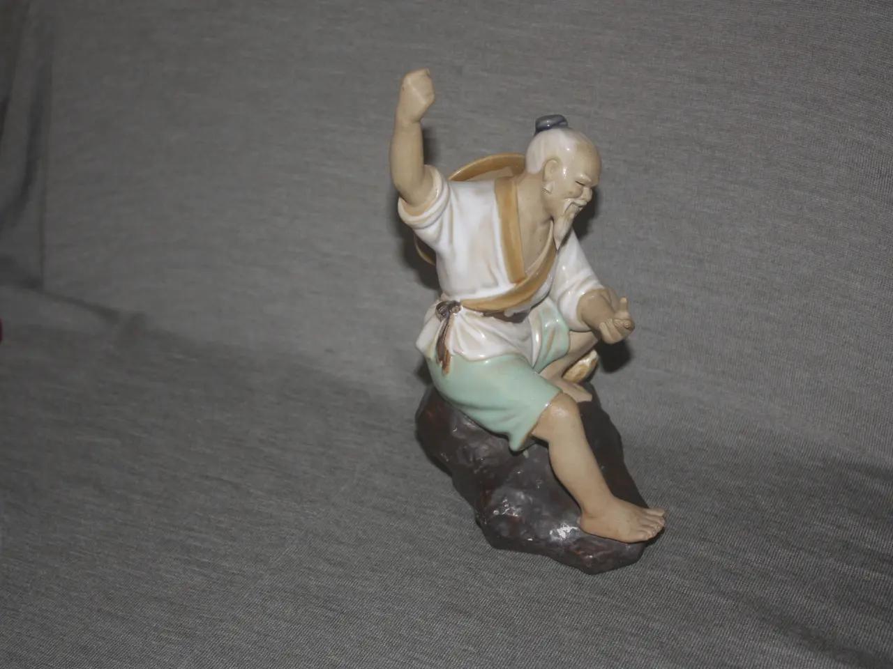 Billede 3 - Keramisk Figur af kinesisk fisker højde 20,5 cm. 