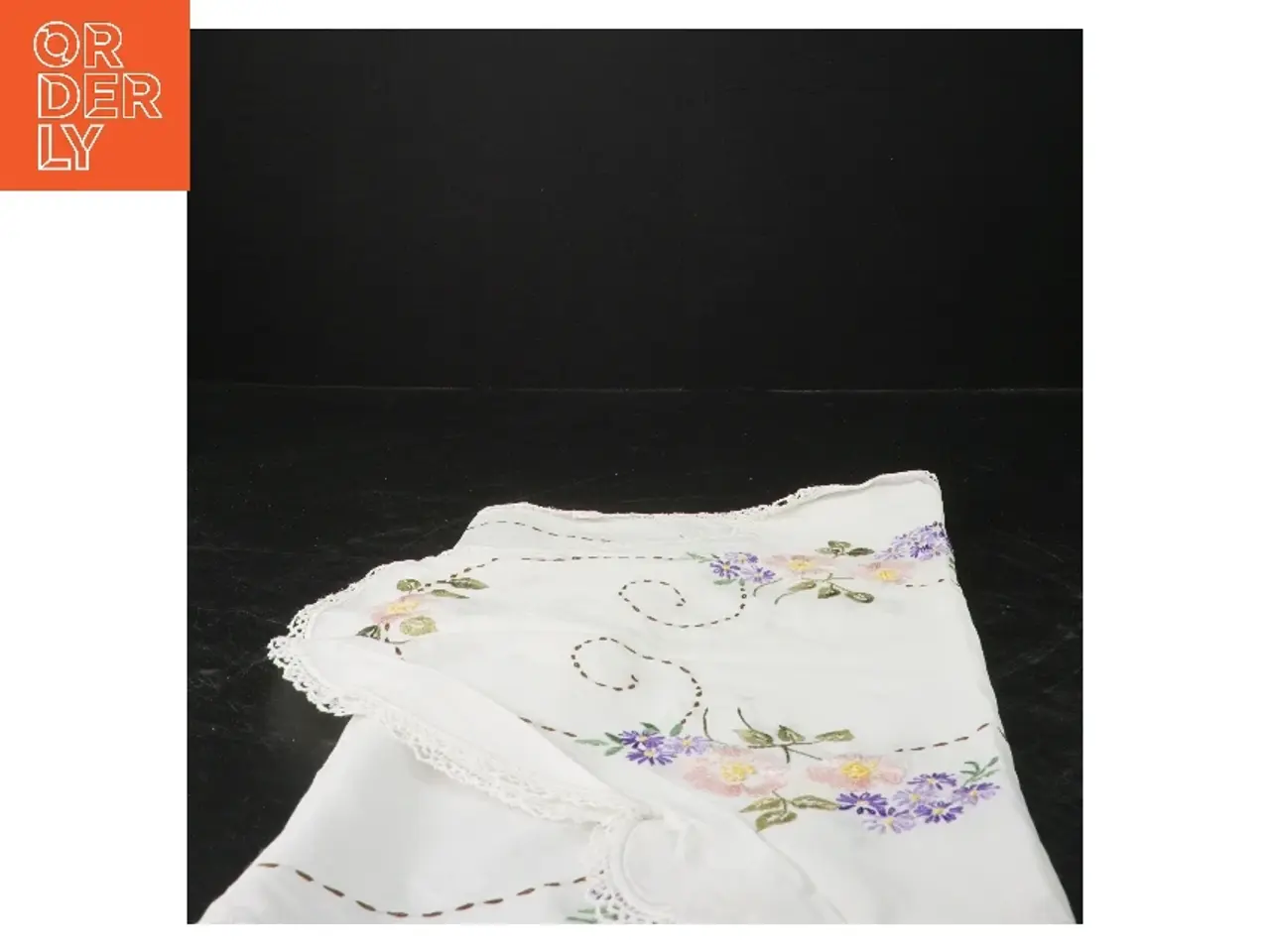 Billede 2 - Bordløber med blomsterbroderi (str. 90x39 cm)
