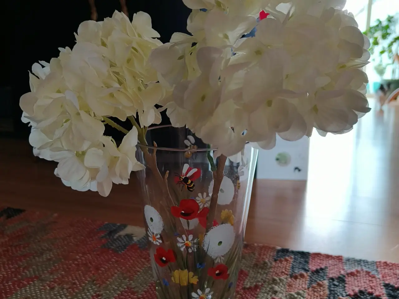 Billede 1 - Smuk, unik glasvase med håndmalede blomster & bier