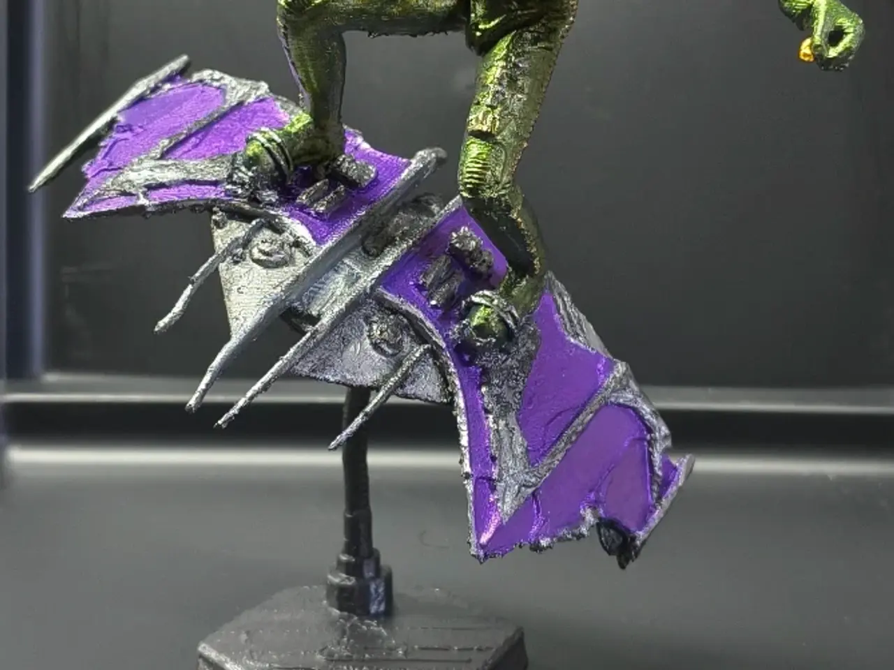 Billede 1 - Håndmalet Green Goblin figur med svæveglider