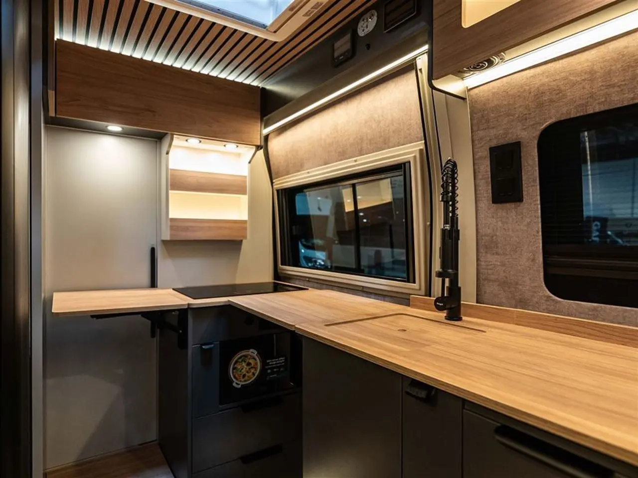 Billede 4 - 2027 - Nomade Nation Space S STEALTH VAN MED LOUNGE I SKANDINAVISK DESIGN
