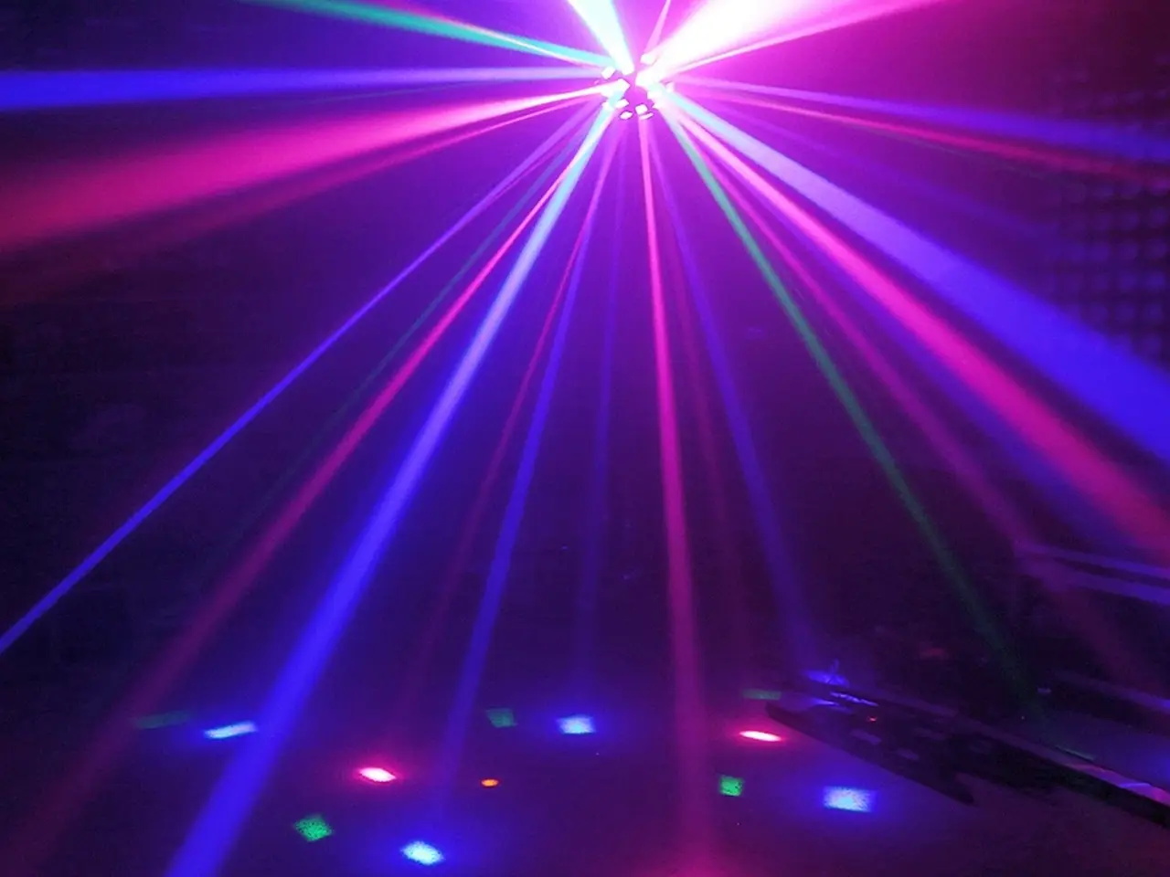 Billede 4 - Udlejes - ”MUSHROOM” med 3 X 3 Watt LED fra BeamZ