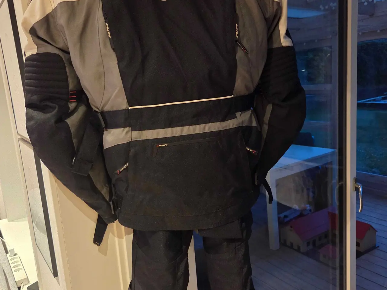 Billede 2 - 2 delt motorcykel sæt med hjelm