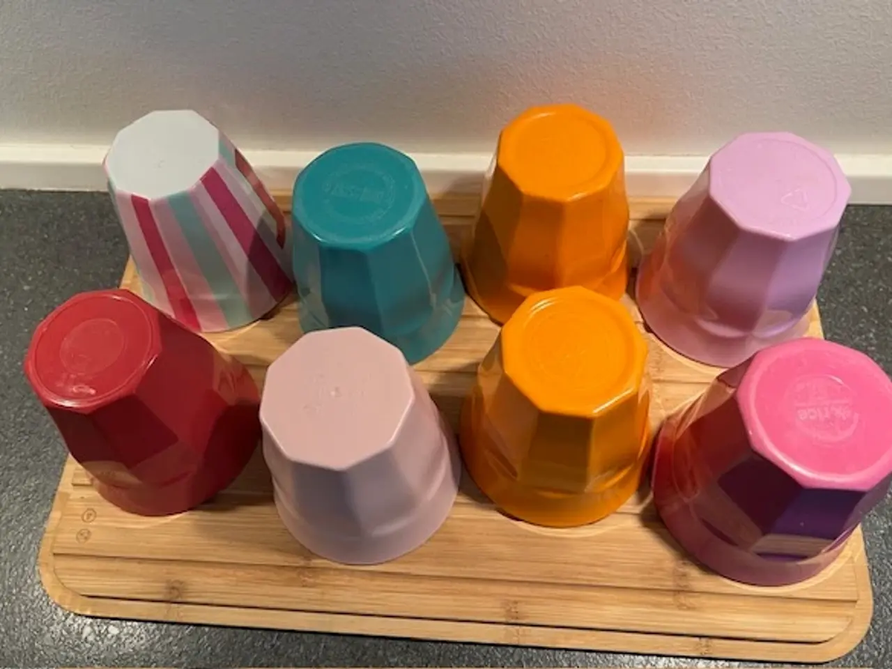 Billede 9 - Farverige Melaminkopper (8 store og 2 små)