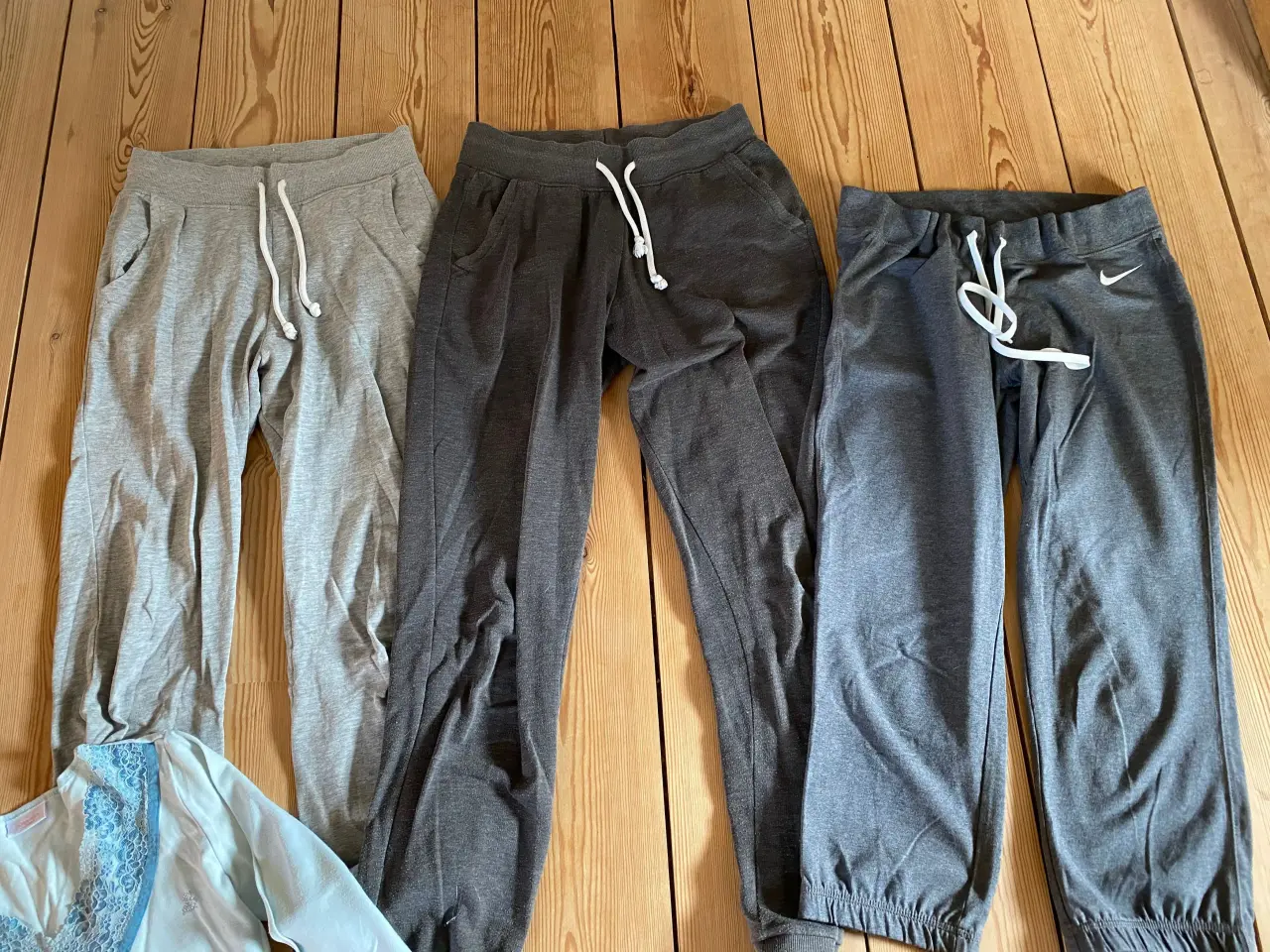 Billede 1 - Hyggebukser x 3 samt pyjama str XS /16 å
