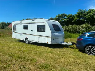 Familiecampingvogn 2022 m. Køjer, mover og fortelt