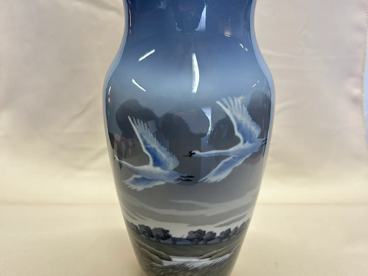 Billede 1 - Royal Copenhagen vase med svaner (H: 32 cm) 