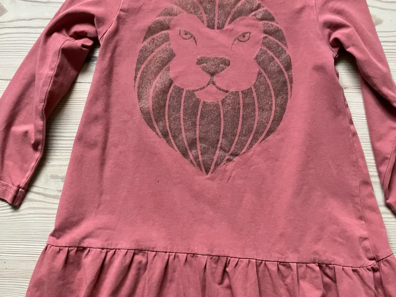 Billede 2 - Dyb Rosa kjole fra Danefæ/Dyr, med løvehoved, 2 år