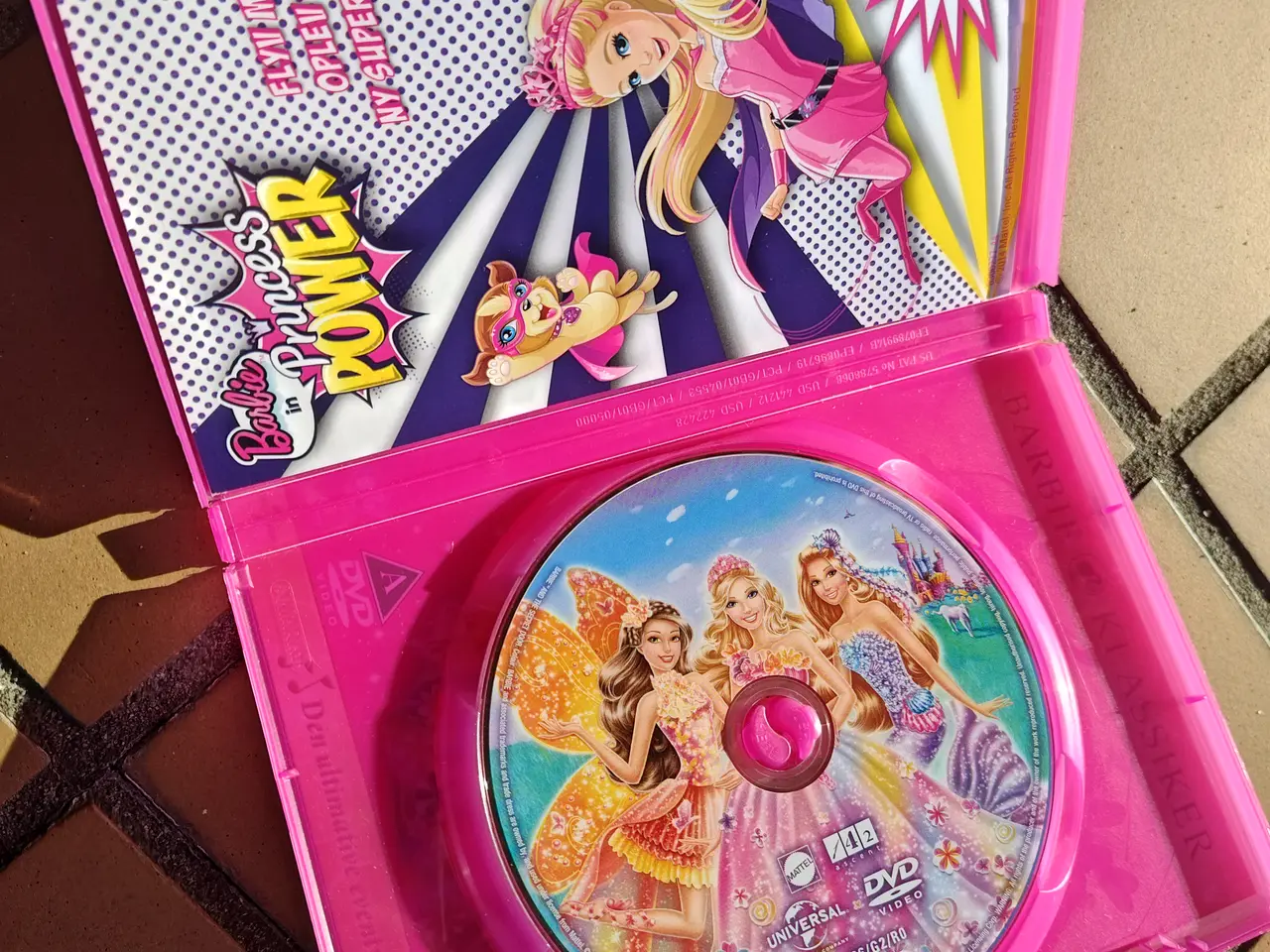 Billede 2 - Barbie og den hemmelige dør DVD