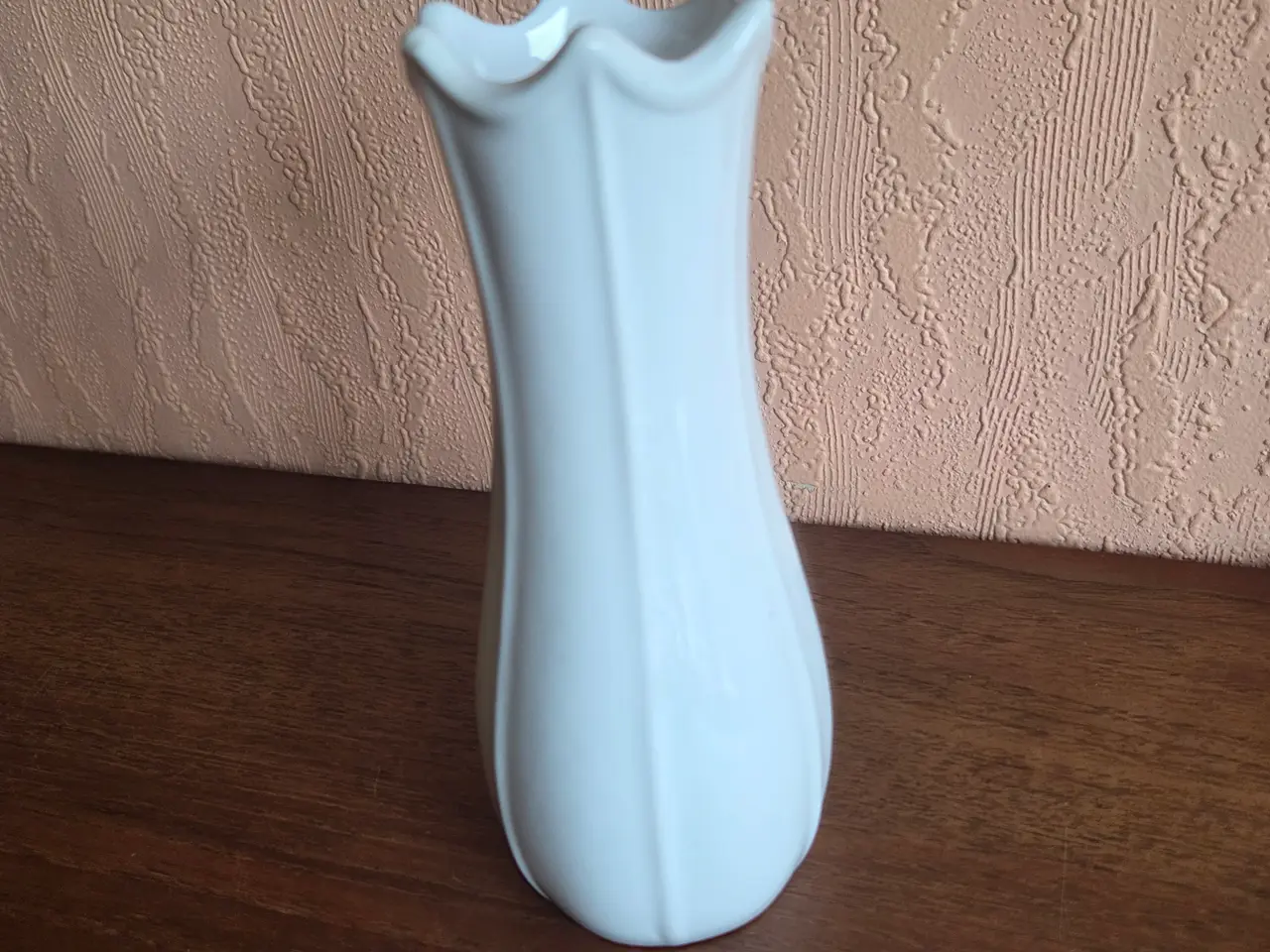 Billede 3 - Hvid vase med rillet design, H: 18 cm.