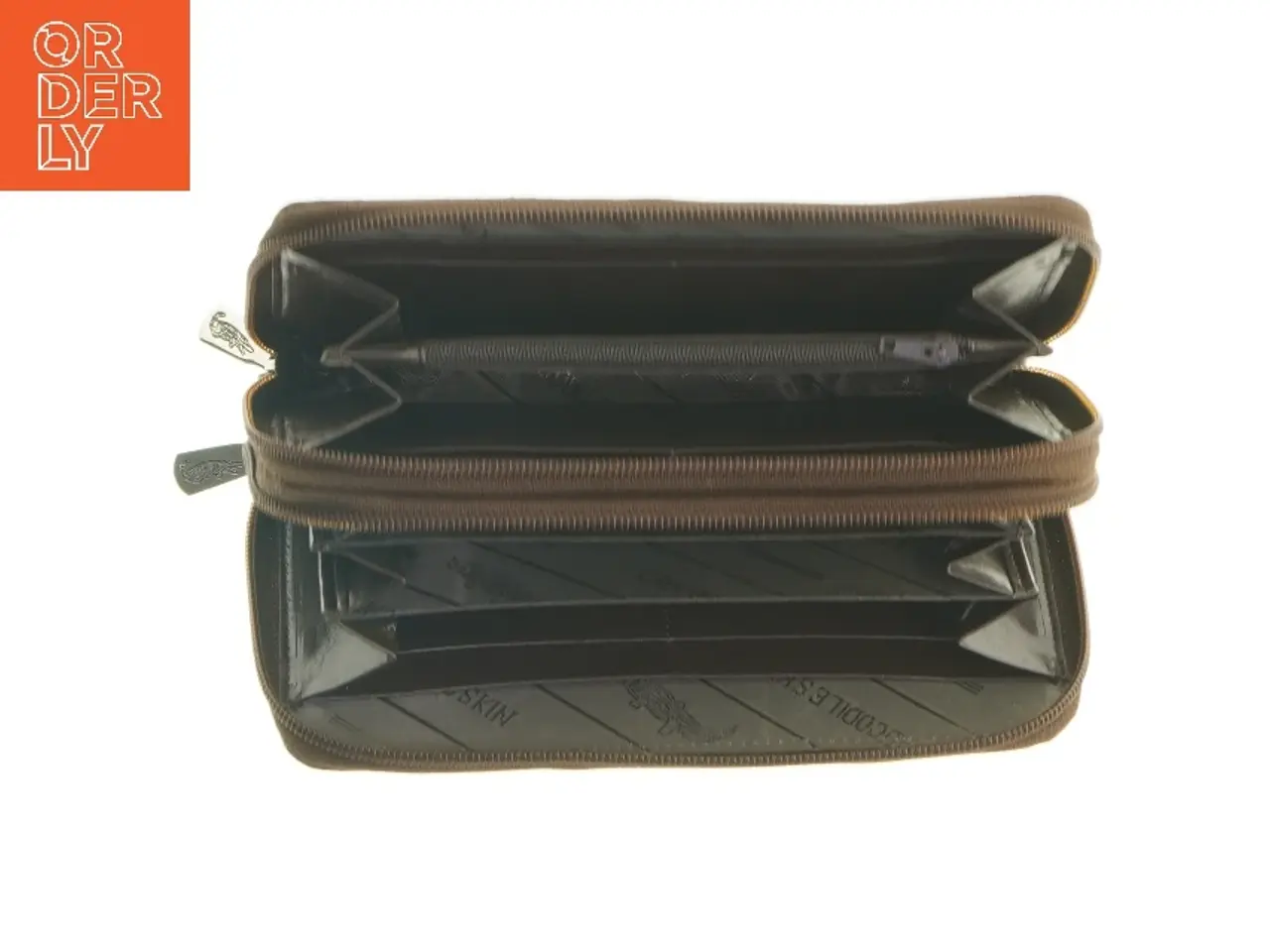 Billede 5 - Brun krokodillepræget pung fra Lacoste (str. 21 x. 12 cm)